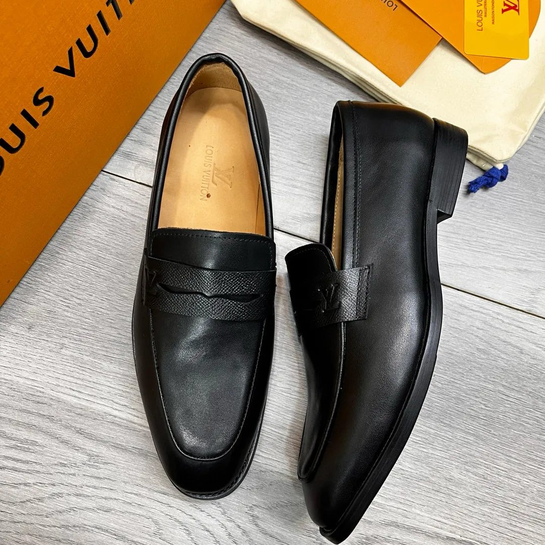 Factory price: 520💰-(LV) men’s formal leather shoes! Genuine molded horsebit, a classic must-have for your shoe cabinet! The feet are particularly delicate! This Gucci original version is a set last, and we are consistent with the counter! Therefore, it is more comfortable in terms of last shape and comfort! Take it to the counter and compare at will! Good shoes are more than just what they make! But grasp the essence from the inside out! Material: Imported first-layer cowhide! Genuine leather outsole imported from Italy, size: 39-44 (38/45 customized, non-refundable)